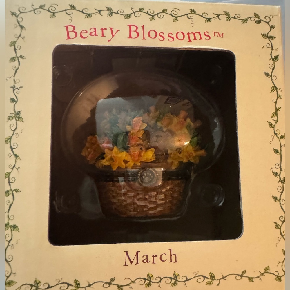 The Boyds Bears Beary Blossoms March Bloom figurine